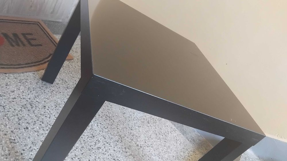 Черна квадратна маса Ikea.