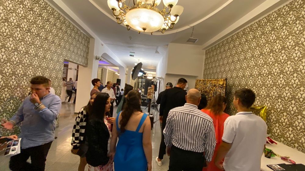 Fum vertical si greu pentru dansul mirilor