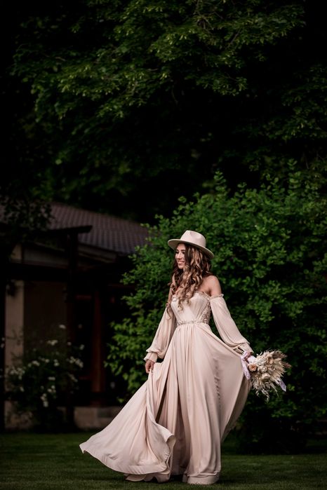 Rochie de mireasa in stil BOHO cu buchet si palarie