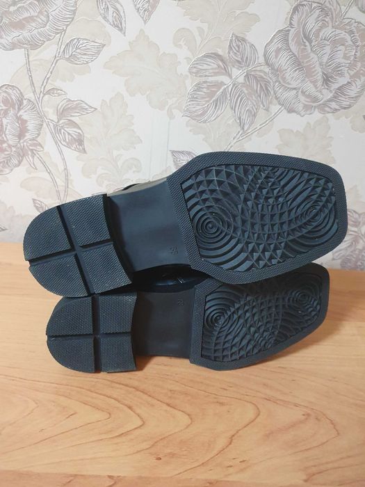 Продам зимние ботинки женские