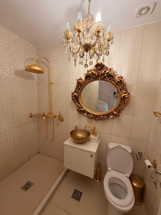 Casă elegantă, complet mobilată, cu curte amenajată