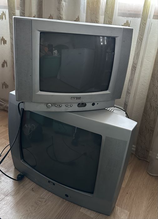 2 CRT телевизора + 2 декодера