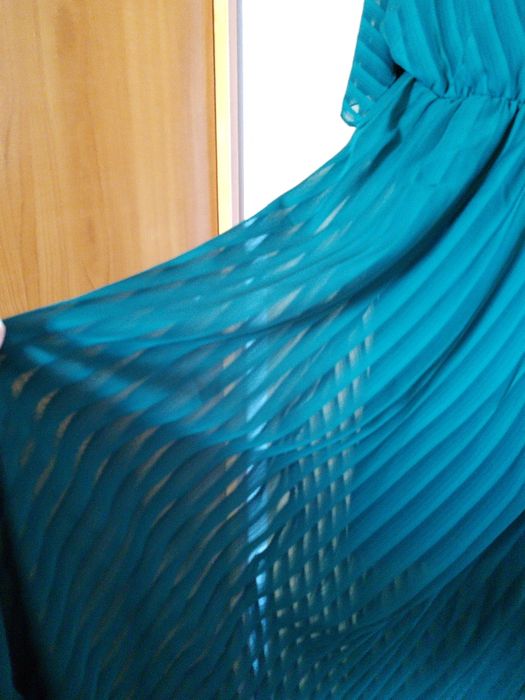 Rochie elegantă verde smarald plisată, midi/lungă