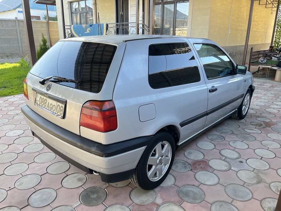 Volkswagen Golf.)