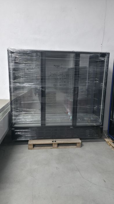 Крайстенна хладилна витрина 215см