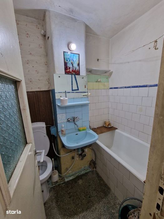 De vanzare apartament cu 3 camere si balcon, etajul 1, zona Spital Nou