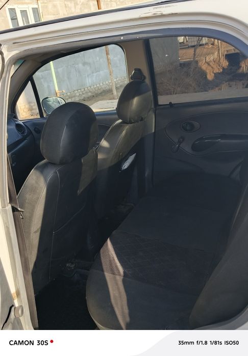 Matiz oq rang kafoli bilan