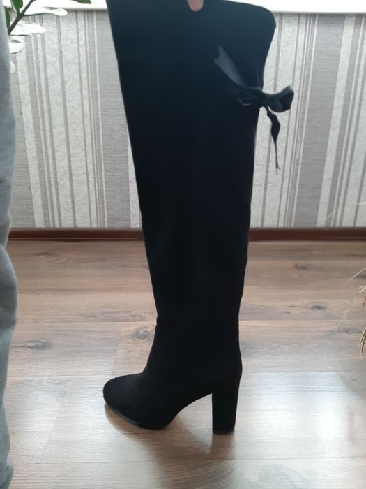 Продам новые замшевые сапоги