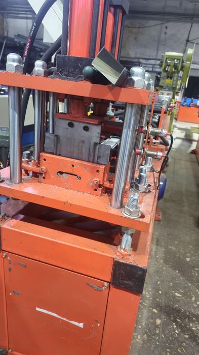 Станок для производства стальных рольставней.