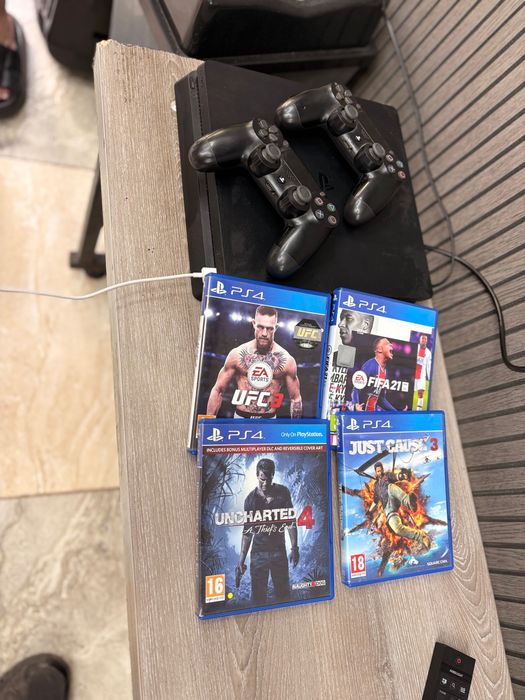 PS 4 Slim 1 TB 2 Controllers 10 games