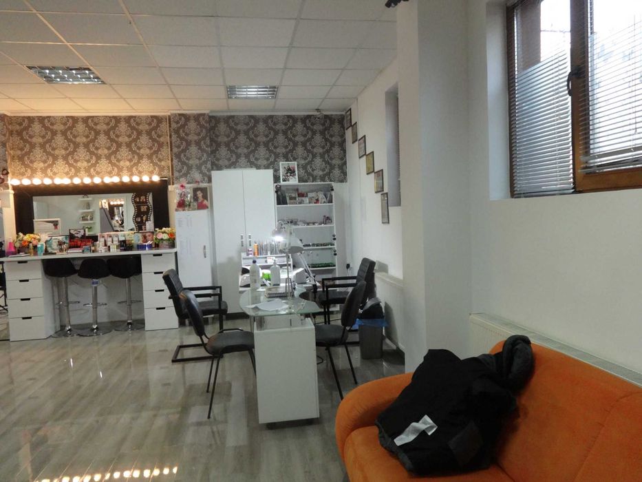Vand imobil destinat activitatilor comerciale(birouri,cabinete,sediu firma,etc.)