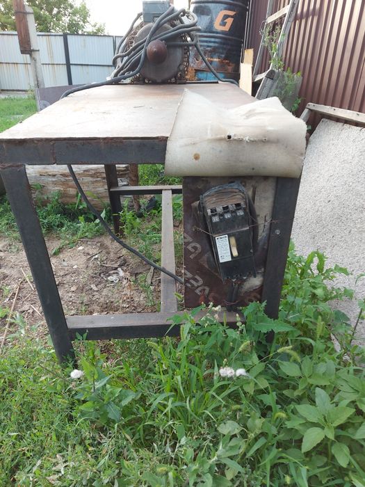 Дровакол для рубки дров, рабочий.