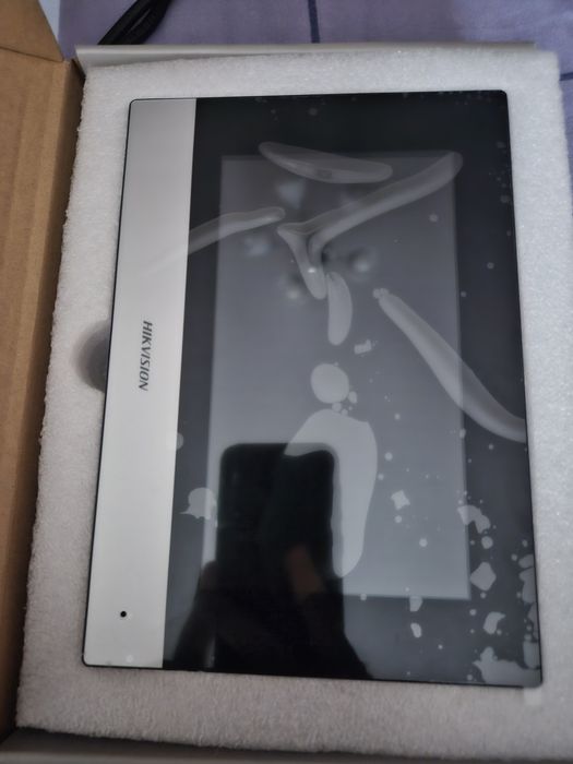 Продам видеодомофон hikvision новая