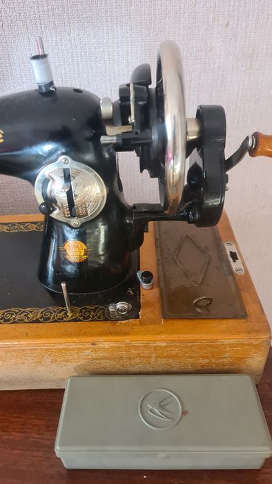 Швейная машинка с кейсов.