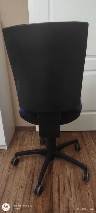 Тапициран офис стол за бюро