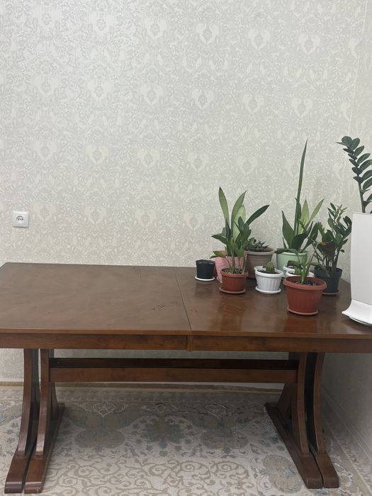 Продается стол для гостинной