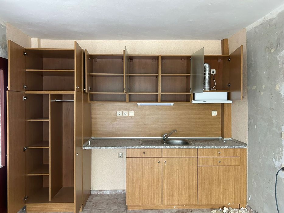 Модулна кухня с аспиратор и хладилник