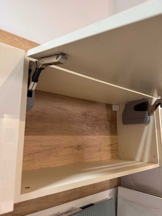 Кухня 320 см мостра от магазин боя гланц ,долен ред фурнир ,BLUM  -50%