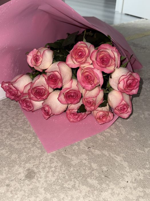 Два свежих букета роз