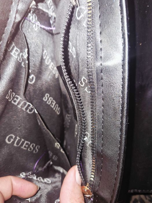 Чанта на Guess използвана с леки забележки