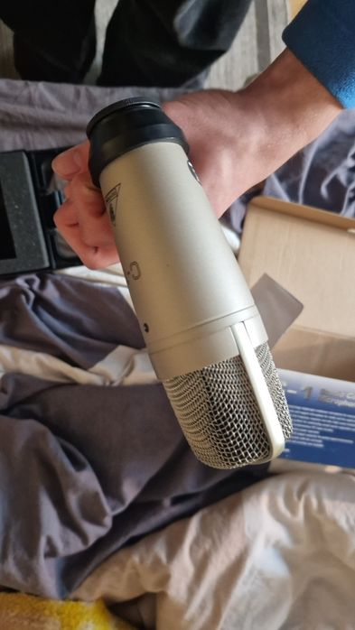 Microfon profesional cu condensator de studio