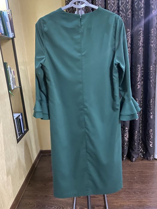 Элегантное изумрудное платье с воланами на рукавах