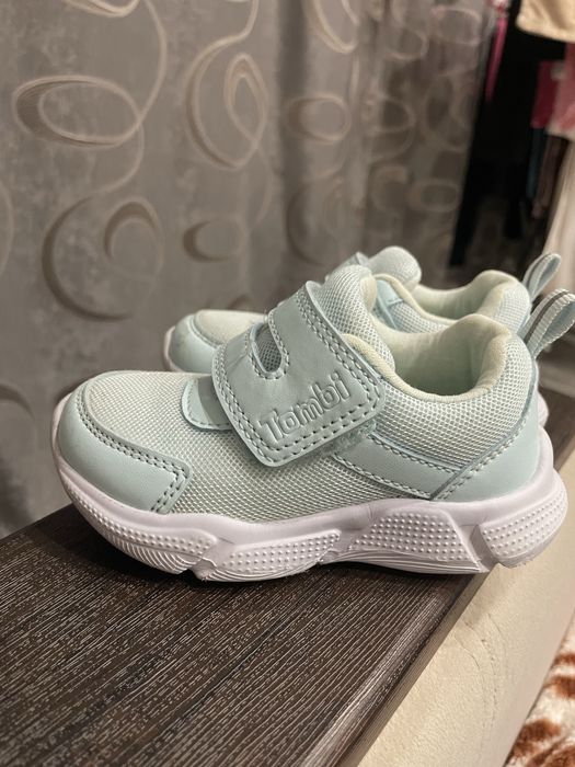 Продам детские кроссовки