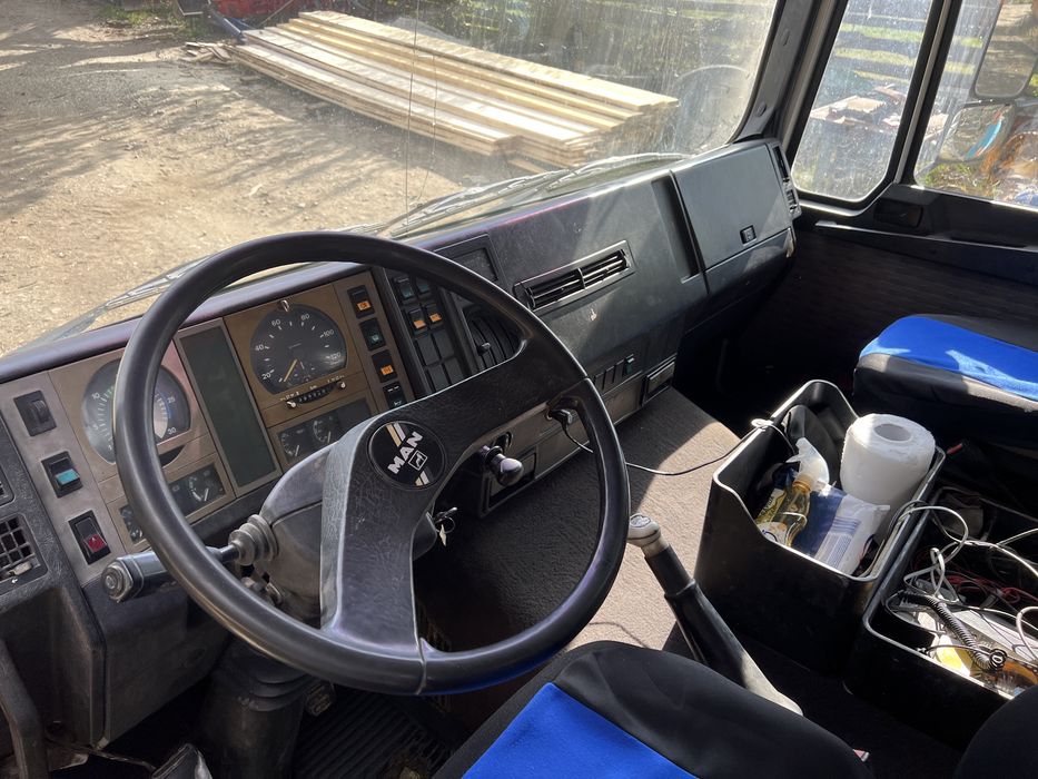 Camion Man basculabil pe 3 partii cu macara Palfinger