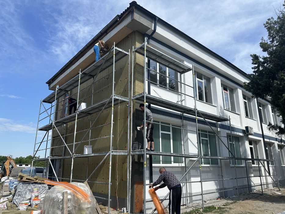 Firma de constructi porfesionista( case la rosu,izolati termice)