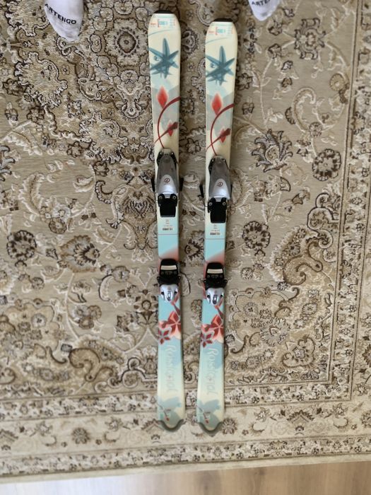 Лыжи и ботинки.