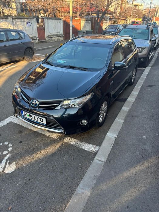 Inchiriez Toyota auris hybrid 2014 consum 5%