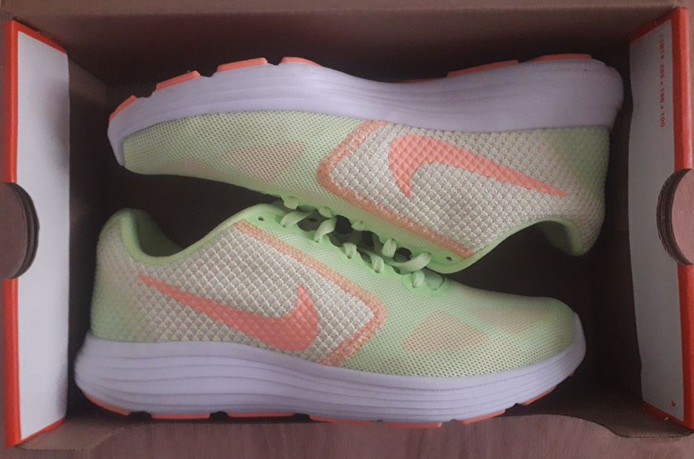 WMNS Nike Revolution 3