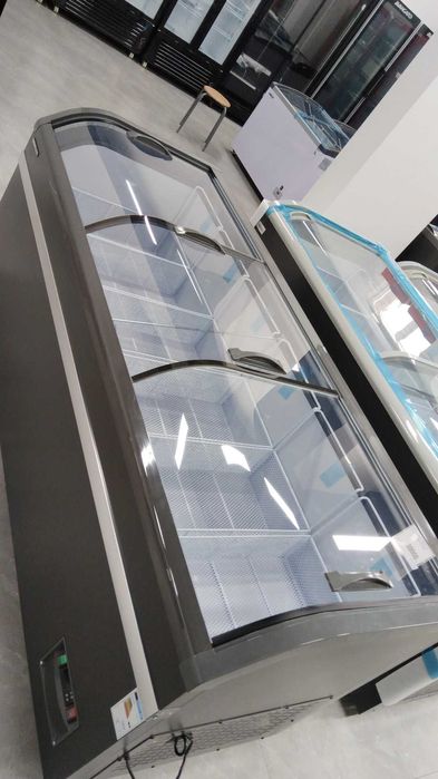 Новый витринный холодильник