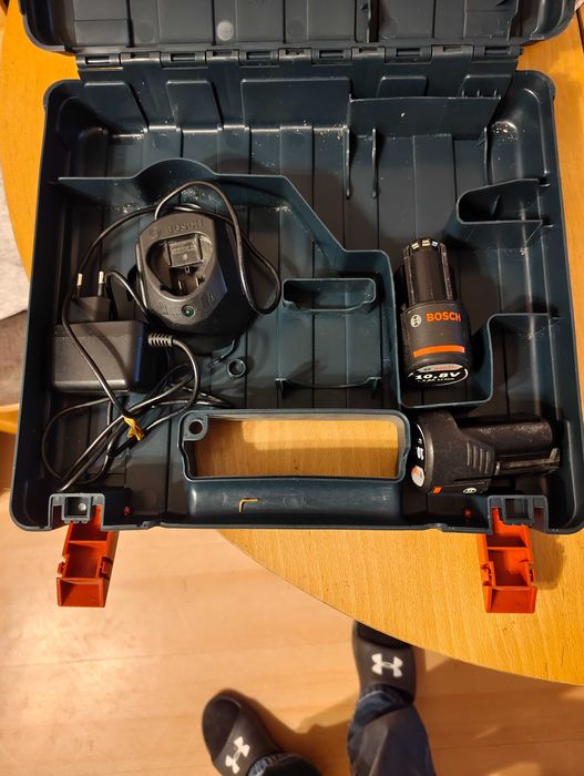 2 батерии BOSCH 10.8V/1.5Ah, зарядно и куфар. Запазени и малко използвани. Цена 38 евро. Доставката се поема от купувача.