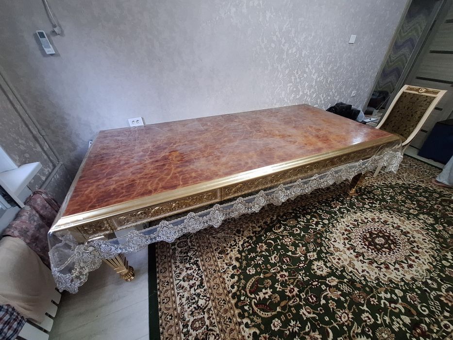 Стол  с 10 стульями в классическом стиле