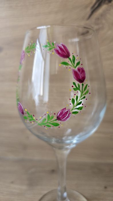 Ръчно рисувана чаша за вино за 8ми март