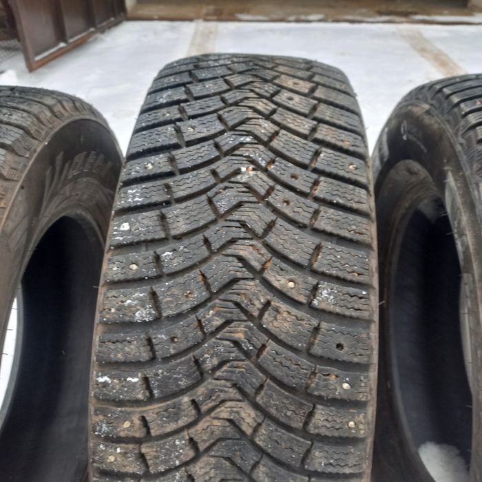 Продам зимние шины 265.65.р17