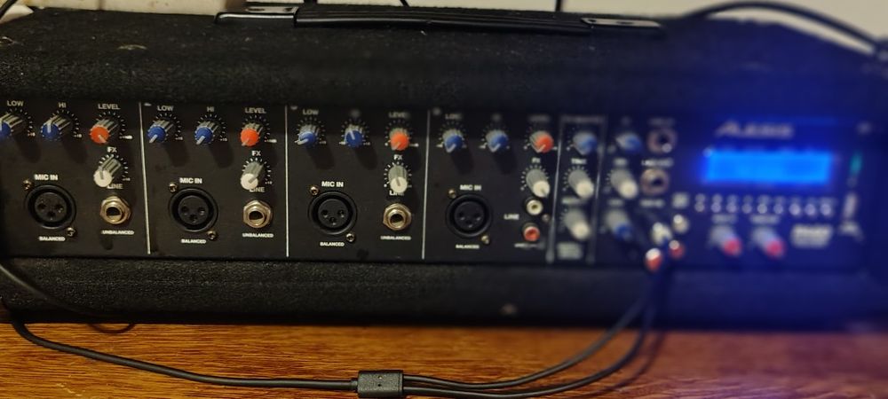 Vând boxe cu trepied ALESIS CU STATIE  ALESIS