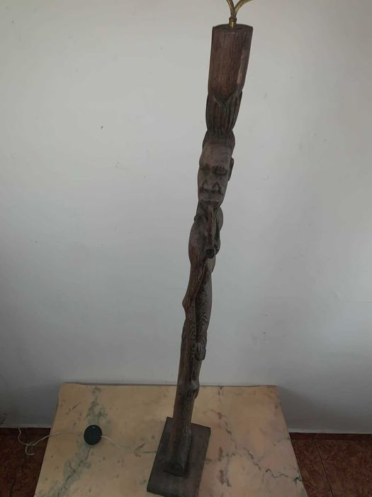 Veioza din lemn sculptat cu tenta africana