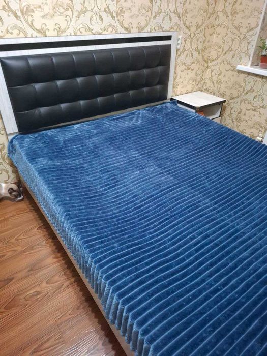 Кровать и две тумбочки