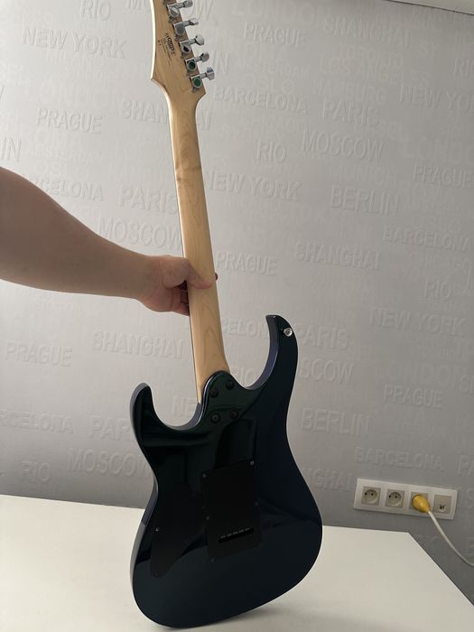 Электрогитара и комбо-усилитель