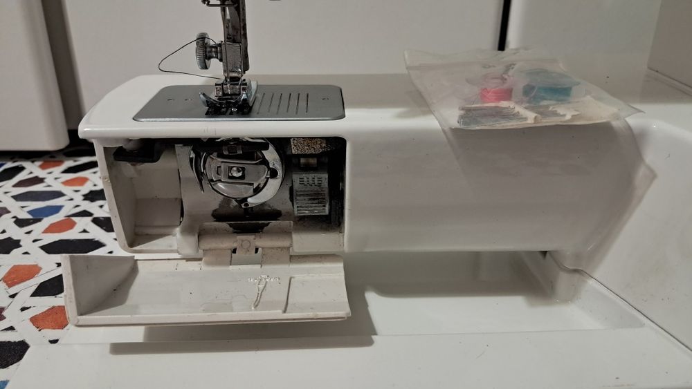 Mașină de cusut Bernette