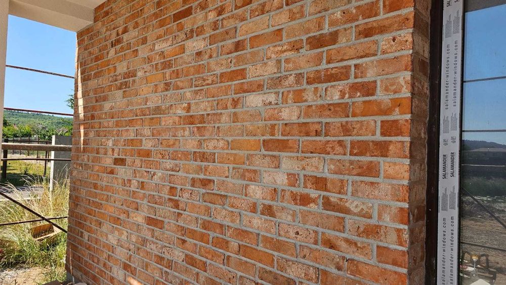 Caramidă feliată aparentă.