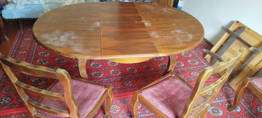 Oshxonaga ochilib yopiladigan stol 6 ta stuli bilan sotiladi