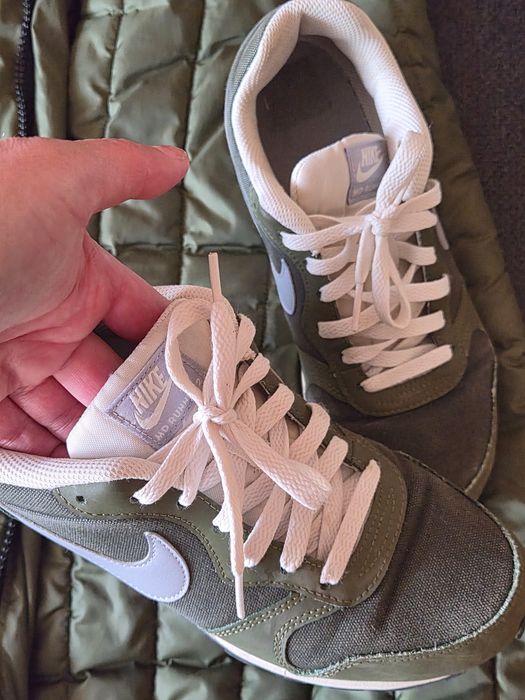 Яке Exclusive и маратонки Nike 39н.