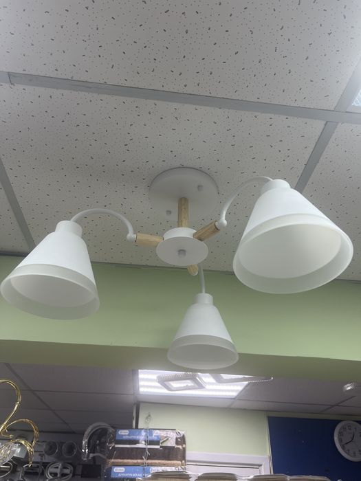 Продам люстры новые