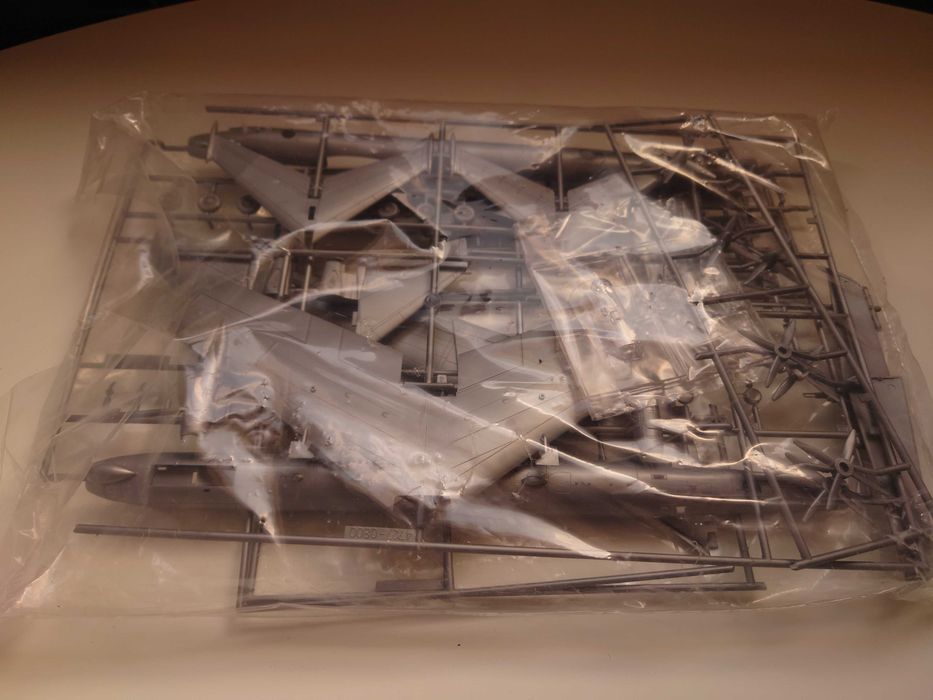 Сглобяем модел самолет Tupolev Tu-95 „Bear D“ - 1:144 Revell (Чисто нов)