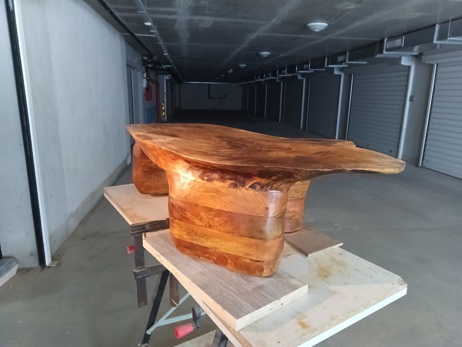 Ръчно изработена маса от три вида дърво