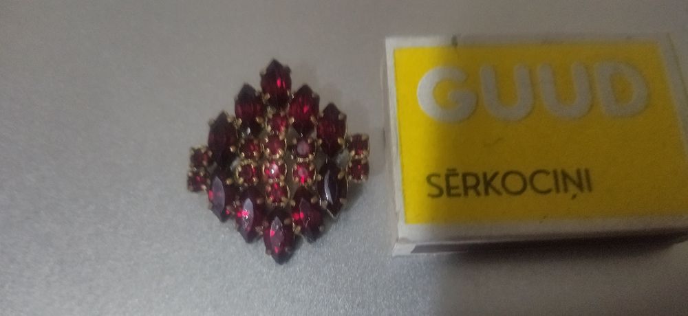 Продается брошка из рубинов , брошь полукруглая , корона для невест