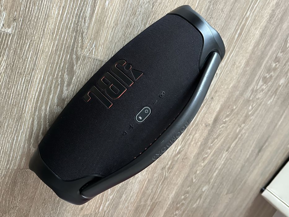 Boxă jbl are doar o mică zârietură